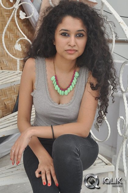 Soumya-Sukumar-at-Pora-Pove-Movie-Success-Meet